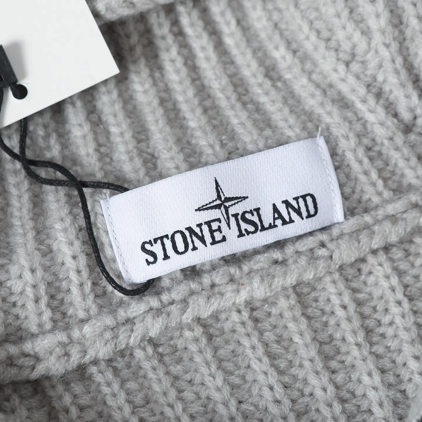 P610 Stone Island thick-knit cashmere zipper hooded cardigan. Originally purchased for 19,800, it took 2 months to develop. Custom-made woolen cashmere fabric was made and smoothed to be skin-friendly and not prickly. The color was dyed three times to achieve the original color effect. The armband pattern is embroidered using fixed-dyed matte embroidery threads on the board and stitch embroidery. The pattern is embroidered by Tajima machine with thousands of needles. The stitching is fine and dense, without connecting lines. The pattern is clear and has a strong sense of lines and three-dimensionality, which enriches the spatial level of the overall picture. The flat knitting fabric uses imported three-needle ultra-thick needles and customized zippers, which are expensive. In order to achieve the best results, no cost is considered. The weight of the whole garment reaches 1,400 grams, and the three-standard accessories are complete.  Size:S-M-L-XL